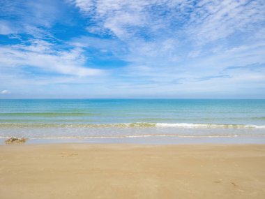 Tropik cennet gibi okyanus mavi gökyüzü ve güzel bir plaj tatil zamanı, tatil sahilde, yaz konsepti içinde. Thailan