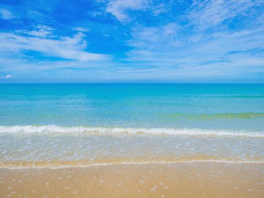 Tropik cennet gibi okyanus mavi gökyüzü ve güzel bir plaj tatil zamanı, tatil sahilde, yaz konsepti içinde. Thailan