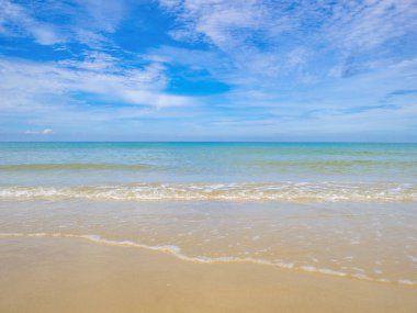 Tropik cennet gibi okyanus mavi gökyüzü ve güzel bir plaj tatil zamanı, tatil sahilde, yaz konsepti içinde. Thailan
