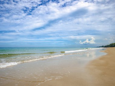 Tropik cennet gibi okyanus mavi gökyüzü ve güzel bir plaj tatil zamanı, tatil sahilde, yaz konsepti içinde. Thailan