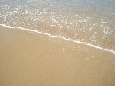 Tatil zamanı, yaz concep okyanus dalgaları ile sahilde güzel kum