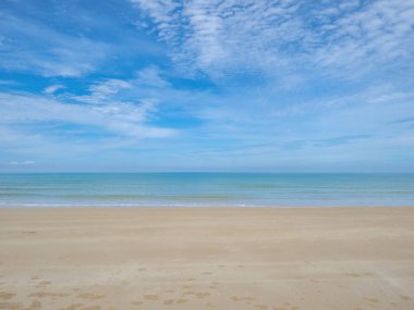 Tropik cennet gibi okyanus mavi gökyüzü ve güzel bir plaj tatil zamanı, tatil sahilde, yaz konsepti içinde. Thailan