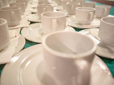 Bir sürü beyaz bardak konferans salonu veya seminer roo tablo kapatın