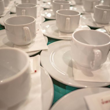 Bir sürü beyaz bardak konferans salonu veya seminer roo tablo kapatın