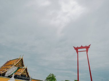 Landmark Bangkok Bangkok şehir Tayland'da bulutlu gökyüzü Suthat Tapınağı önünde dev salıncak (Sao Ching Cha) 