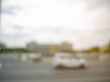 Bulanık fotoğraf yolun şehrin ca ile soyut