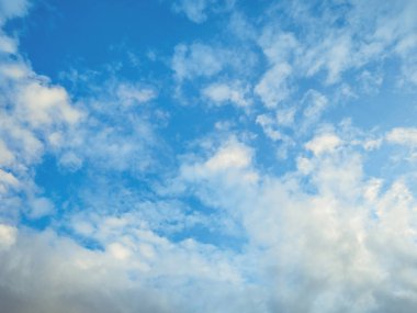 Pastoral mavi gökyüzü arka plan beyaz bulut cennet concep ile