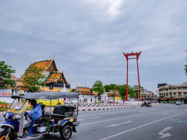 Landmark Bangkok Bangkok şehir Tayland'da bulutlu gökyüzü Suthat Tapınağı önünde dev salıncak (Sao Ching Cha)