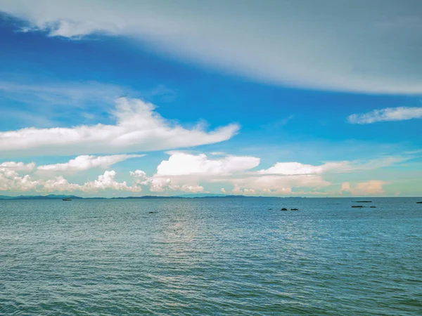 Şaşırtıcı pastoral okyanus ve tatil saat, tatil, yaz concep sonsuz ufuk ile bulutlu gökyüzü