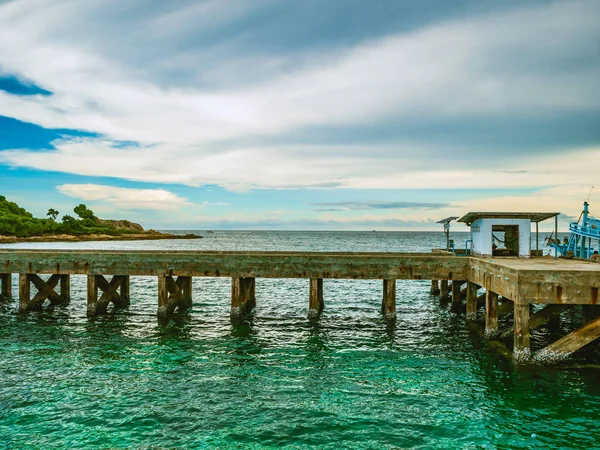 Hafen Mit Idyllischem Meer Und Wunderschönem Himmel Auf Der Insel — Stockfoto