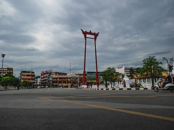 2018年6月17日 大秋千 圣清茶 在苏泰寺寺前的多云天空在曼谷城市泰国 曼谷的地标 — 图库照片