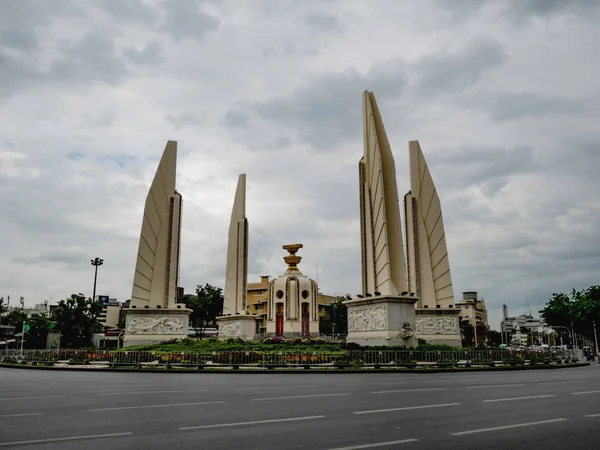 バンコク 2018 タイのバンコク市 フィリピンのランドマークで梅雨空と民主記念塔 — ストック写真