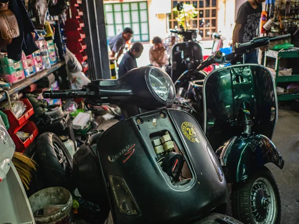 Bangkok/Tayland - 30 Haziran 2018: onarım tamir dükkanı bangkok thailan yeni vespa ve classiscal motosiklet