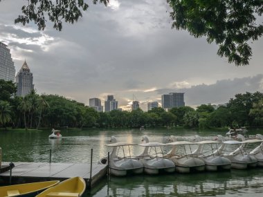 Bangkok Cityscape görünümü ve merkezi par yağmurlu bulutlar ile güzel göl