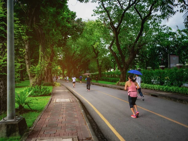 Asiatiska Löpare Kvinnor Jogging Intill Sjön Staden Central Park Kör — Stockfoto