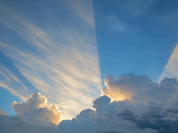 田园诗般的蓝天与夕阳光芒从美丽的白云出来 Cloudscape — 图库照片