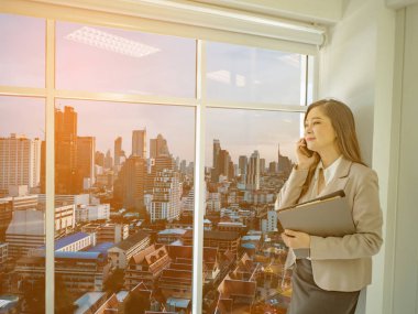 Modern iş kadınları mobilephone şehrin iş concep bakmak süre kullanın