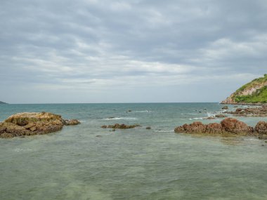 Kayalık sahil plaj deniz manzarası pastoral Okyanusu, yaz concep