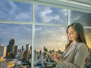 Modern iş kadınları borsa yanı tablet, cityscape stok numarası, iş concep ile göz