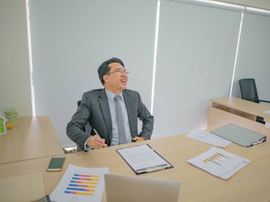 Çok mutlu Asya iş adamı ofiste, iş concep