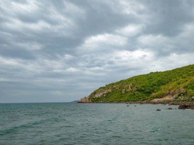 Beton köprü iskelede güzel gökyüzü ile okyanus ve dağ tatil zamanında, yaz concep