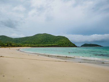 Tropik cennet gibi okyanus mavi gökyüzü ve güzel bir plaj tatil zamanında, tatil sahilde, yaz konsepti