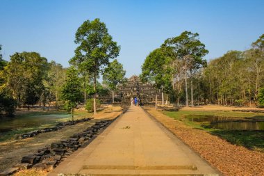 Siemreap/Kamboçya - 03 Şubat 2016: Angkor wat Angkor Thom siem biçmek mavi gökyüzü ve turist ziyaret angkor wat, Kamboçya siem biçmek worl merak ediyorum