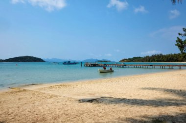 Tropikal Idyllic Beach tatil zamanında. Mak Adası koh limanda tekne. Tatil plaj, yaz kavramı, Koh mak Adası: trat Thailan