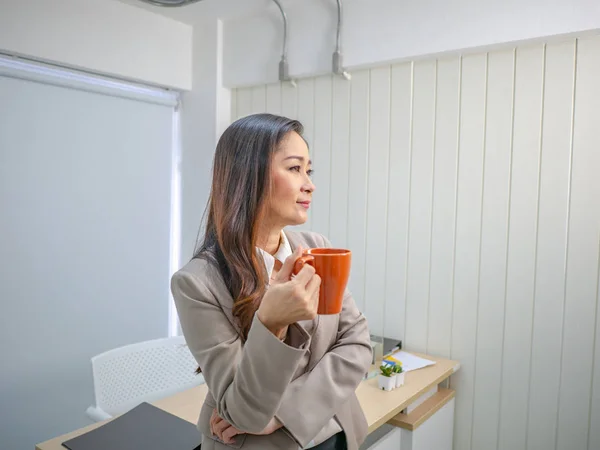 Moderní Podnikání Žen Drží Její Šálek Kávy Nebo Hrnek Kanceláři — Stock fotografie
