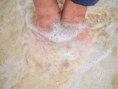 Asya'ya ait adam ayak okyanus ayağını yaz konsepti çökmesini ile sahilde dur