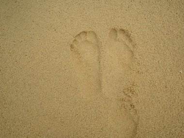 Ayak izi tropik sahilde tatil zamanı