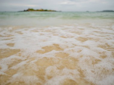 Tropik cennet gibi okyanus mavi gökyüzü ve güzel bir plaj ve deniz tatil zamanı, sahilde, Samae San Adası Tayland tatil içinde köpük. Yaz konsepti.