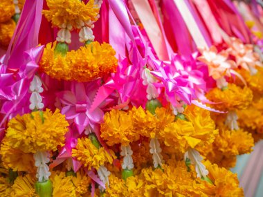 Tapınakta çiçek direksiyon kadar kapatın