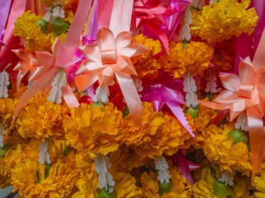 Tapınakta çiçek direksiyon kadar kapatın