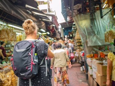 Beyaz Backpacker yürümek içinde şehir bangkok şehir Tayland Çin şehrin aşağı çarşı