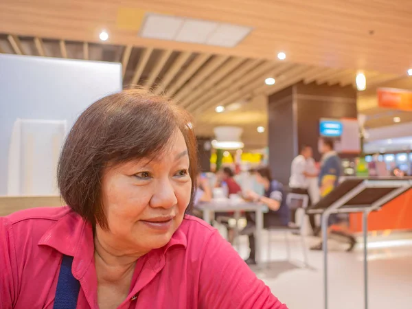 Staré Asijské Ženy Velmi Šťastný Obchodním Domě Nákupní Koncept — Stock fotografie