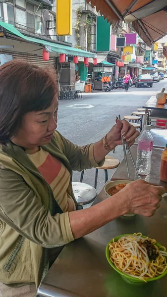 Wanita Asia Tua Makan Mie Taiwan Makanan Jalanan Taiwan Kota — Stok Foto