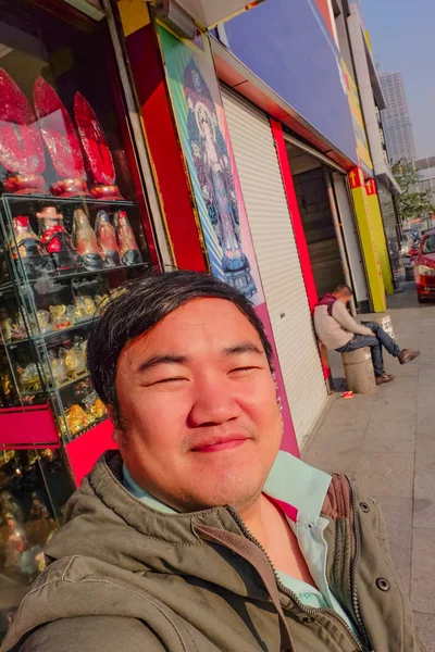 Selfie Foto Asiático Gordo Homem Viajante Rua Yiwu Cidade China — Fotografia de Stock