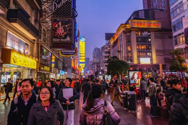 Shanghai/Çin - 24 Ocak 2015: Nanjing Road shang hai şehir Çin'sokak yürüyüş yürüyüş insanlar gece hayatı