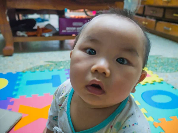 赤ちゃんの遊び場のため赤ちゃんの泡にキューティーハニー ハンサムなアジアの赤ちゃん — ストック写真