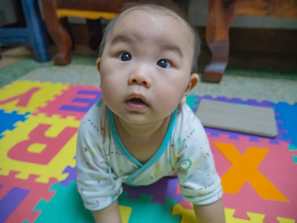 Cutie Beau Bébé Asiatique Faire Une Surprise Fac — Photo