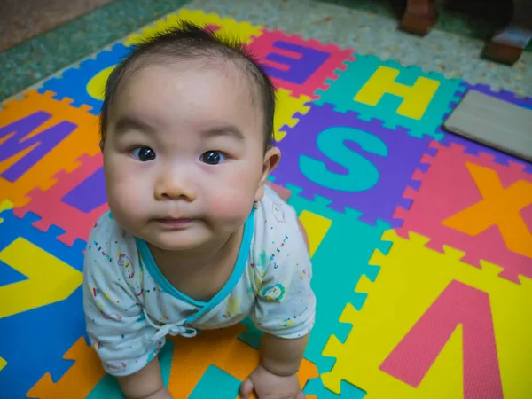 可爱英俊的亚洲宝宝在婴儿泡沫为婴儿操场 — 图库照片