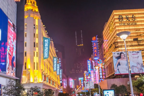 Shanghai China January 2015 Night Life People Walking Nanjing Road — Stock Photo, Image