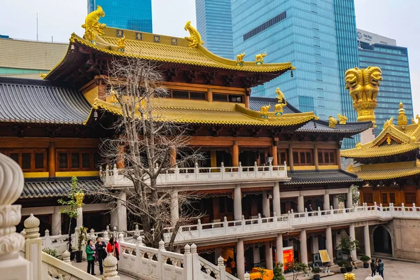 2015年1月24日 静安寺与人民来到上海的寺庙前来向中国神祈祷 — 图库照片