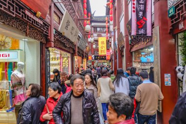 Shanghai/Çin - 25 Ocak 2015: Turist tatil Yuyuan bahçesine gel, şehir Çin shanghai