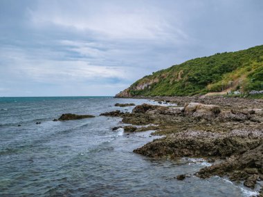 Tatil zamanı, yaz konsepti içinde dalga okyanus plaj, tropikal Idyllic Beach ve mavi gökyüzü üzerinde kayalık taş.