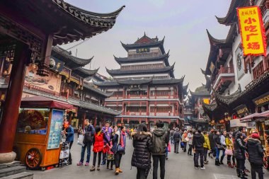 Shanghai/Çin - 25 Ocak 2015: Turist tatil Yuyuan bahçesine gel, şehir Çin shanghai