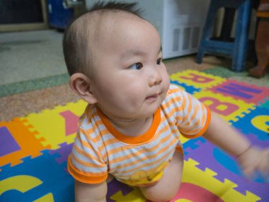 Tatlı güzel Asyalı erkek bebek, Bebek kapatın