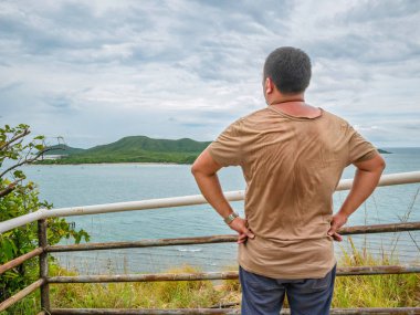 Asyalı şişman gezgin tropikal cennet gibi okyanus hem beyaz bulut gökyüzü bakış açısıyla tatil zamanında, Chonburi, Tayland thailand, tatil kavramı standı