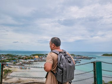 Khao Ma Jor Pier üzerine Asisn şişman Backpacker Ayaklıklı pastoral okyanus güzel beyaz bulut sonsuz ufuk ve Fishman townscape tatil zamanında, chonburi, Tayland thailand, tatil kavramı
